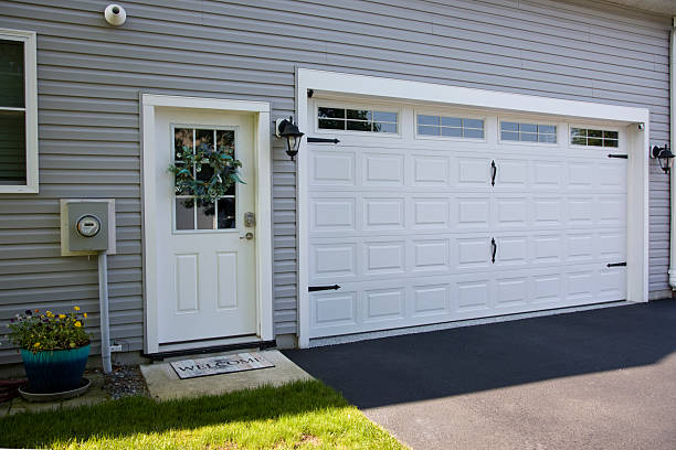 24/7 Emergency Garage Door Panel Replacement experts in Schlusser, PA